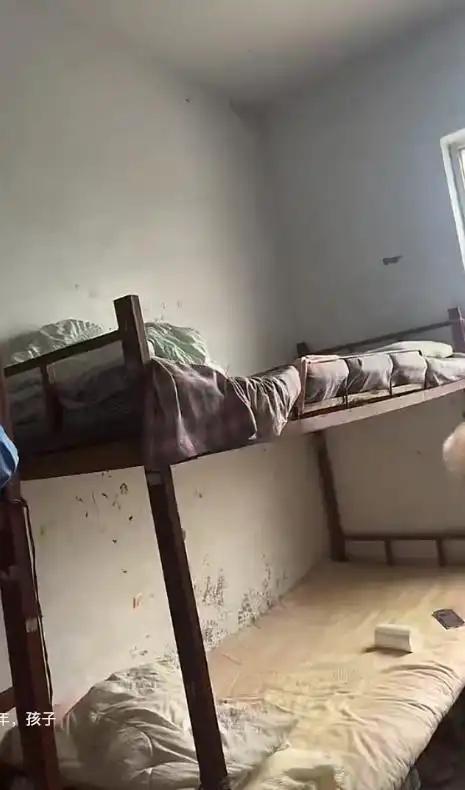 “我女儿竟然要在这里睡三年！”女子晒宿舍实拍，环境让人心酸的想哭